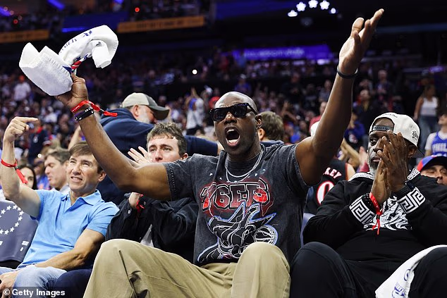 Owens je slikan pored terena tijekom nedavne pobjede Knicksa u doigravanju nad Philadelphia 76ersima