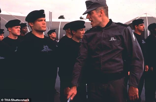 Dugogodišnji obožavatelji prepoznat će ga i po kultnom hitu Starship Troopers iz 1997. godine