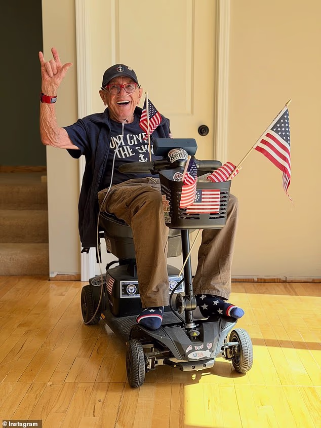 Postao je poznat po svom električnom skuteru ukrašenom američkim zastavama, ljubavi prema spamu i pozitivnim porukama na društvenim mrežama