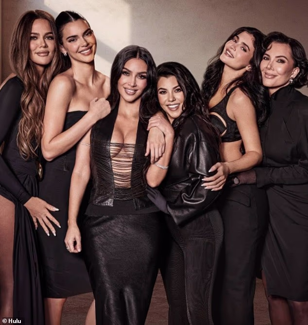 A plamen navodno ide prema Hidden Hillsu i Calabasasu koji je prepun slavnih stanovnika poput Kim, Kourtney i Khloe Kardashian, kao i Kris Jenner
