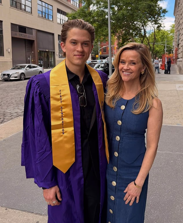 Dolazi nekoliko dana nakon što je 22-godišnji Phillippe diplomirao na Sveučilištu u New Yorku, što je pokazao u objavi na Instagramu prošlog tjedna; na slici sa svojom mamom glumicom, 50