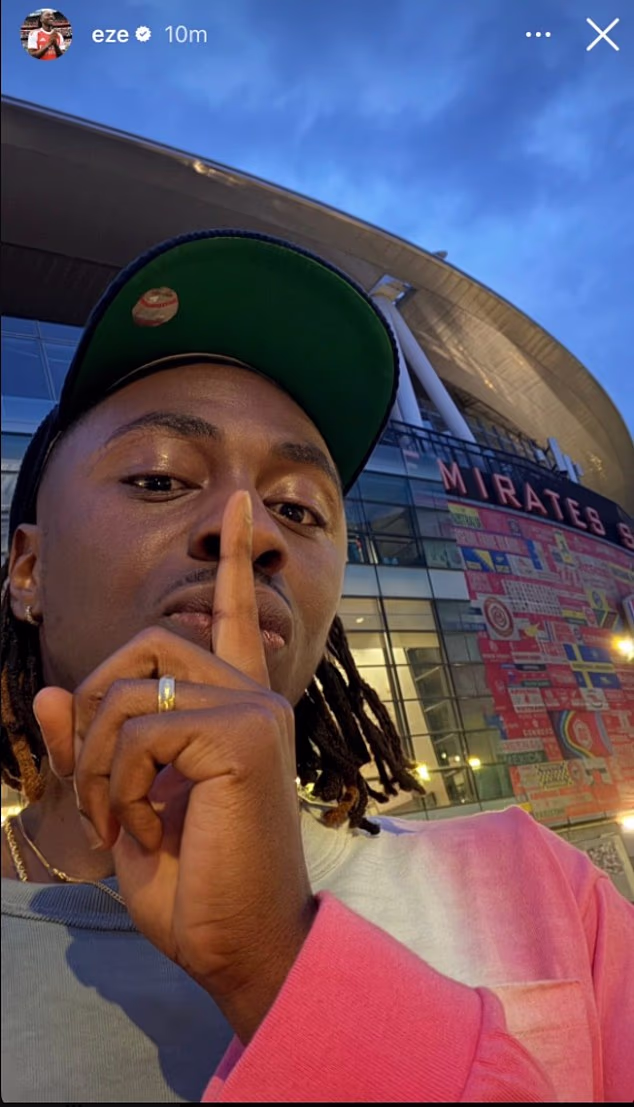 Eze je na sličan način objavio selfie ispred stadiona Emirates, rugajući se kritičarima Topnika