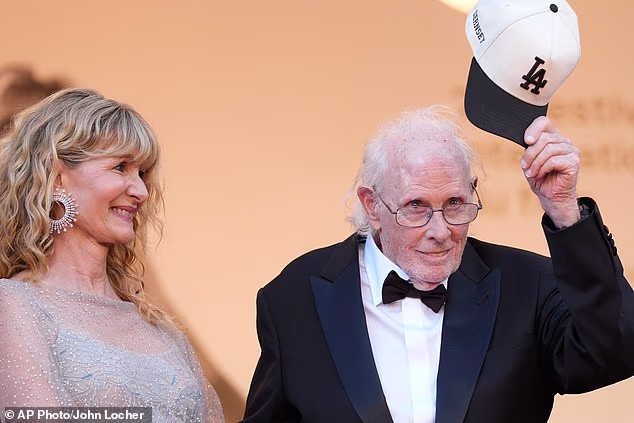 Uvijek džentlmen, Bruce (89), viđen je kako skida svoju kapu LA Dodgersa navijačima