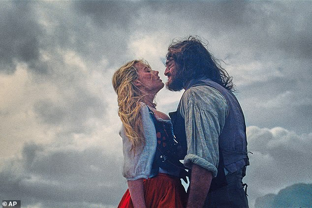 Elordi i Margot Robbie tijekom scene iz njihovog nedavnog filma, Orkanski visovi