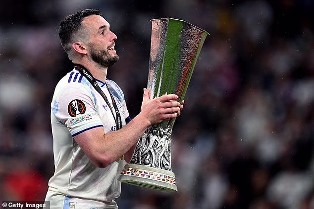 Kapetan John McGinn našalio se da bi princ William mogao izvaditi svoju kreditnu karticu i proslaviti uz nekoliko pića s ekipom