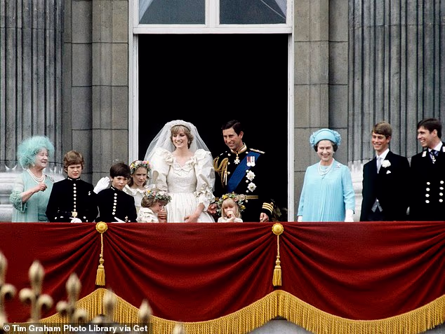 Edward van Cutsem, treći slijeva, na balkonu Buckinghamske palače pored, slijeva, kraljice Elizabete, kraljice majke, lorda Nicholasa Windsora, Sarah Jane Gaselee, Catherine Cameron, princeze Diane, Clementine Hambro, tadašnjeg princa Charlesa, kraljice Elizabete II, princa Edwarda i tadašnjeg princa Andrewa, na dan vjenčanja Charlesa i Diane