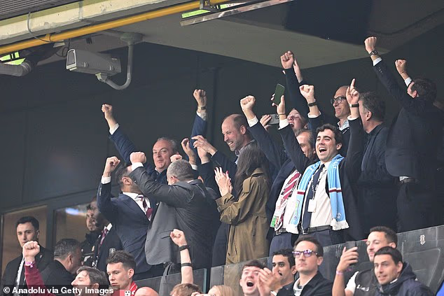 Neki od onih koji su se pridružili Williamu u loži bila su poznata lica s prethodnih putovanja u Villa Park