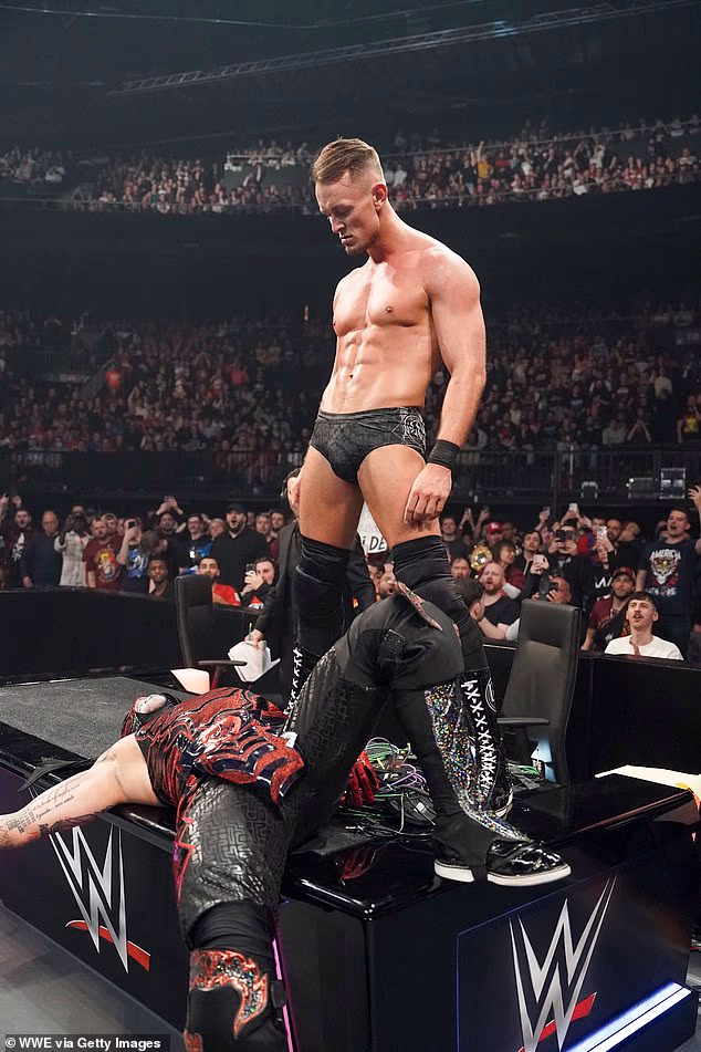 Rođen u Hamburgu 1990., Barthel se počeo baviti profesionalnim hrvanjem 2008. prije nego što se kasnije pridružio WWE Rawu 2023. i preuzeo karikaturalni njemački nadimak, Ludwig Kaiser