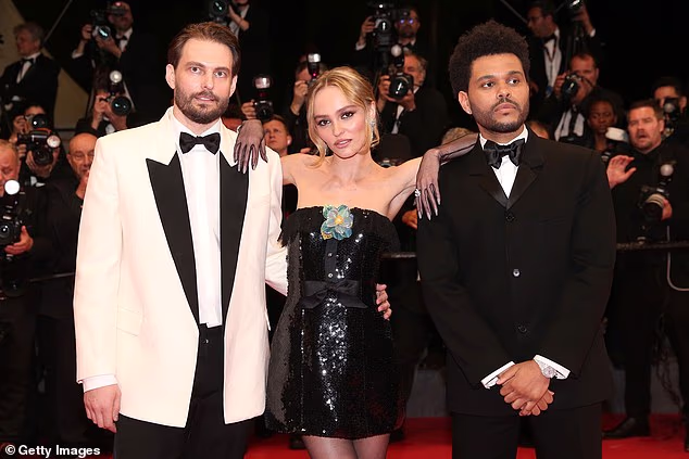 Levinson je također bio odgovoran za HBO-ovu odvratnu seriju 'The Idol', u kojoj glumi Lily-Rose Depp (u sredini) kao posrnulu pop zvijezdu i The Weeknd (desno) kao njezinog sado-mazo dečka nasilnika
