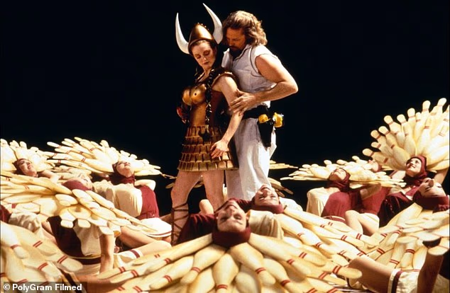 Dvostruka dobitnica Emmyja prethodno je dokazala svoje komičarske sposobnosti u projektima kao što su Short Cuts, Nine Months, The Big Lebowski (na slici 1998.), NBC-jev 30 Rock i više