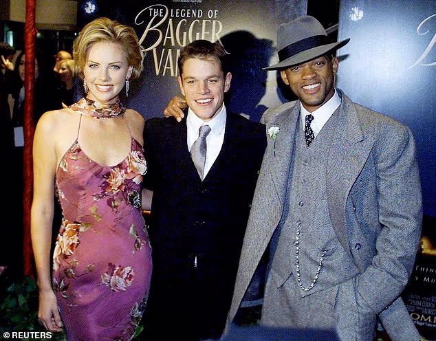 Theron (L) pozira s Damonom (C) i Willom Smithom dok dolaze na premijeru The Legend of Bagger Vance u New Yorku 2000.