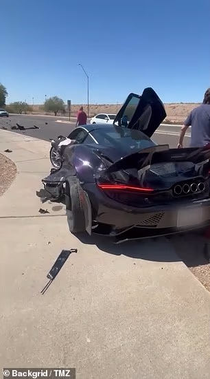 Automobil je uništen nakon 'izravnog udarca' s boka koji ga je izbacio s ceste u Arizoni