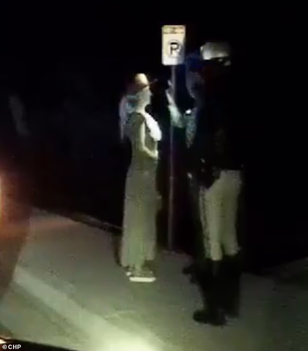 Noseći ono što je policija opisala kao 'iznošenu zelenu haljinu', sandale i veliki fedora šešir, Spears je snimljena kako je ispitivana uz rub ceste