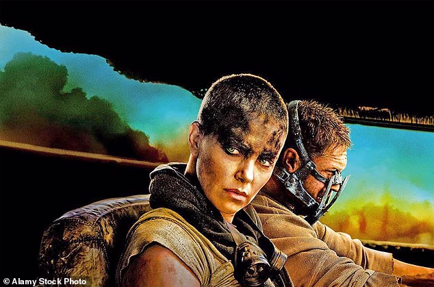 Sukob nije prvi koji je Tom slavno pretrpio, budući da je također bio upleten u kontroverze tijekom snimanja filma Mad Max: Fury Road 2015., u kojem se potukao sa svojom kolegicom Charlize Theron, čak se upustio u svađu zbog svog kašnjenja