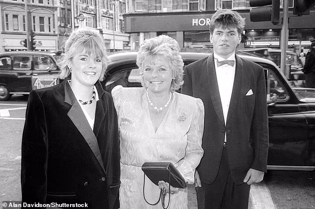 Chalmers je uz njezino dvoje djece, Emma (lijevo) i Mark (desno) ispred londonskog kazališta Dominion 1986.