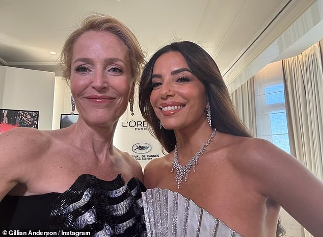 Gillian se uoči premijere oglasila na Instagramu sa snimkama nje i Eve dok su glamirane