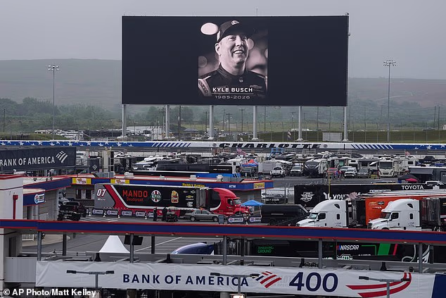 Buschova fotografija za sjećanje prikazana je na video ploči na stazi Charlotte Motor Speedway