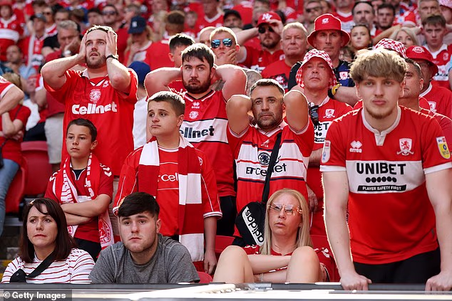 Navijači Middlesbrougha reagiraju nakon što je Hullov kasni pobjednik okončao njihove nade u Premier ligi