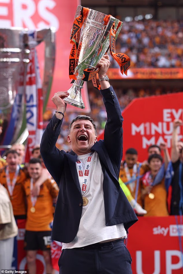 Glavni trener Hull Cityja Sergej Jakirović podiže trofej u doigravanju Championshipa nakon utakmice