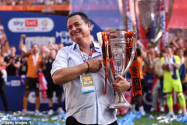 Vlasnik Hull Cityja Acun Ilcal prijetio je da će pokrenuti pravni postupak ako njegova strana ne uspije osigurati napredovanje, ali sada može proslaviti jackpot od 200 milijuna funti za napredovanje