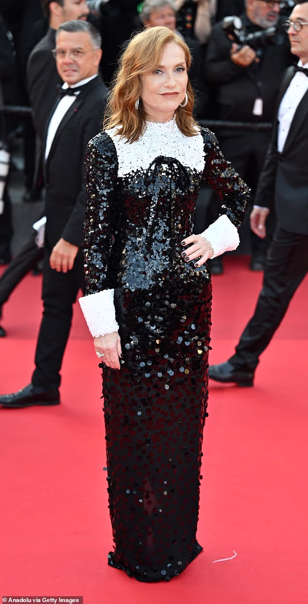 Francuska filmska ikona Isabelle Huppert u upečatljivoj haljini sa šljokicama