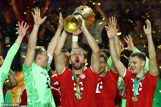 Kane podiže trofej njemačkog kupa nakon što je s Bayernom odigrao domaći dvoboj