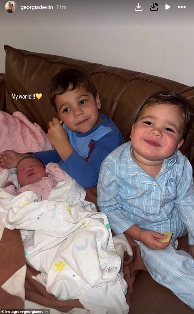 Devlin je objavio ovu sliku Hazel sa svojom braćom Bobbyjem Juniorom i Malakaijem nakon što je svoju kćer opisala kao 'moju savršenu djevojčicu'