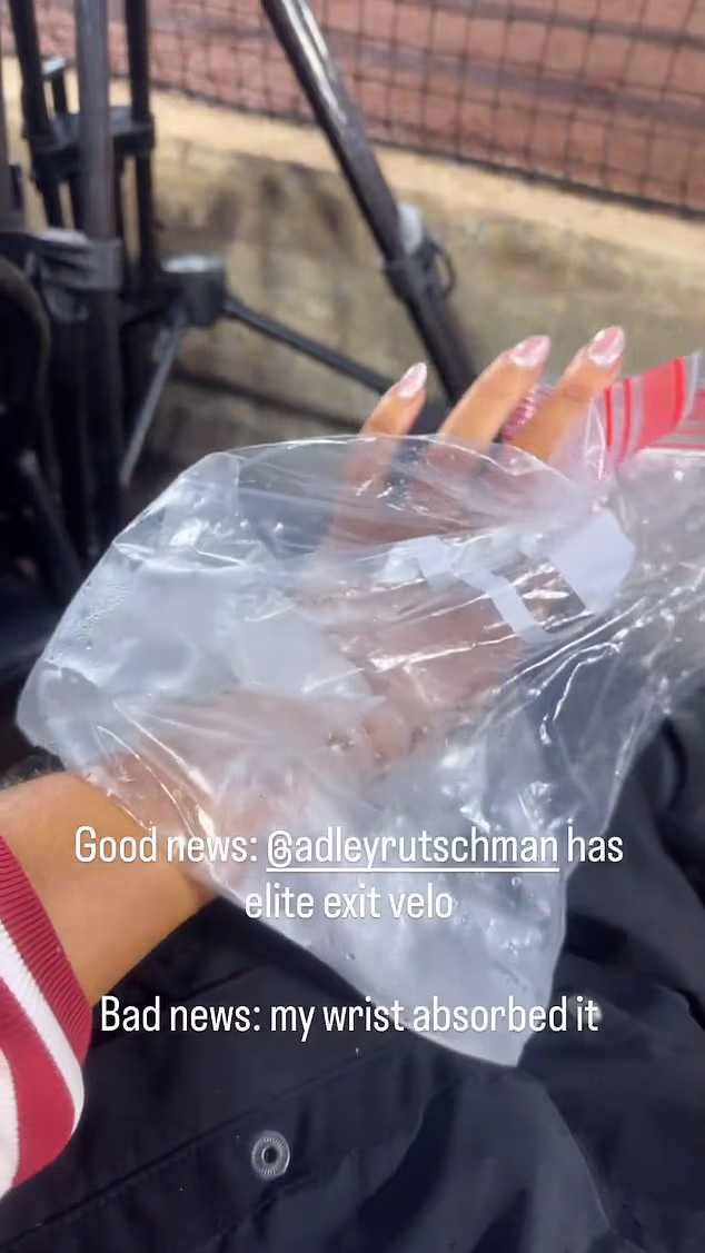Whitaker je kasnije podijelila video svoje lijeve ruke i zgloba umotanog u plastičnu vrećicu punu leda