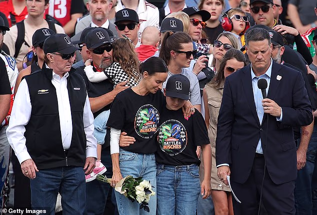 Samantha je viđena kako grli svog sina Brextona (11) tijekom NASCAR-ove počasti