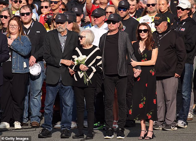 Buschovi roditelji, Tom i Gaye, i njegov brat, član Kuće slavnih NASCAR-a Kurt Busch, također su prisustvovali utrci dok je NASCAR odao počast preminulom vozaču minutom šutnje