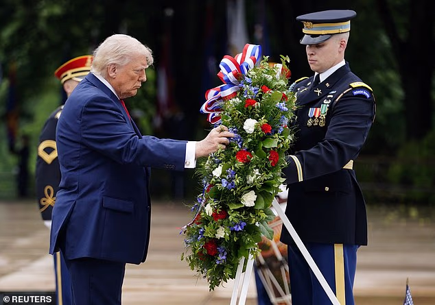 Predsjednik Donald Trump sudjeluje u ponedjeljak na ceremoniji polaganja vijenaca na grobu Neznanog vojnika na nacionalnom groblju Arlington kako bi obilježili Dan sjećanja