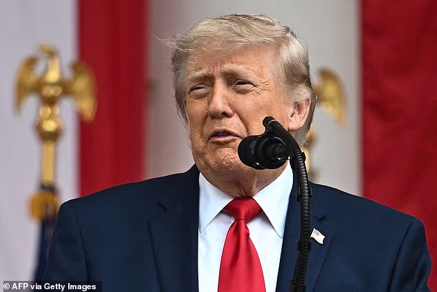 Predsjednik Donald Trump odao je počast 13 vojnika koji su poginuli tijekom operacije Epic Fury dok je u ponedjeljak obilježavao Dan sjećanja na nacionalnom groblju Arlington