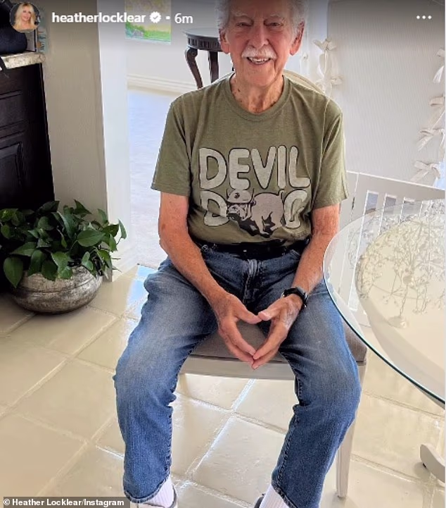 Zvijezda Melrose Placea Heather Locklear zahvalila je svom ocu na njegovoj službi dok je podijelila njegovu sliku. 'Hvala ti tata❤️', rekla je