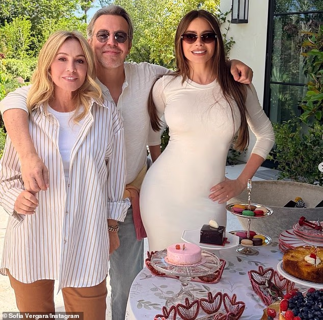 Glumica Moderne obitelji napisala je u svom naslovu na Instagramu, 'Vikend na Dan sjećanja na Feliz ❤️', dok je Kris Jenner stisnula lajk