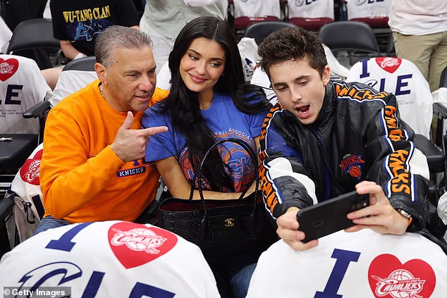 Chalamet i Jenner poziraju za selfie dok sjede u drugom redu u Rocket Areni