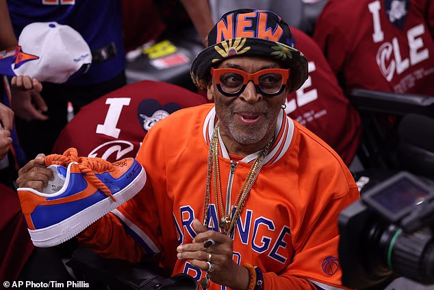 Redatelj Spike Lee za tu je priliku bio odjeven u narančasto i plavo