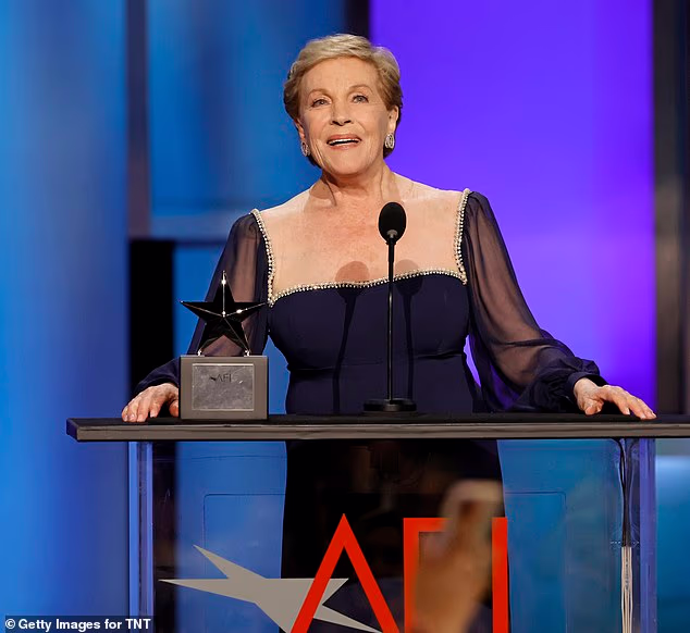 Andrewsina posljednja uloga uključuje davanje glasa liku Lady Whistledown u hit Netflixovoj seriji Bridgerton; viđen 2022. u Hollywoodu