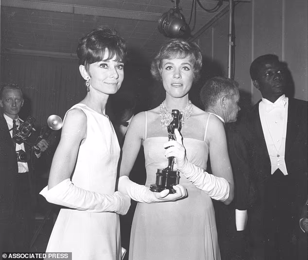 Disneyev film pokupio je pozitivne kritike i pohvale kritičara nakon izlaska, te je Andrews donio prvog Oscara za najbolju glumicu; viđena gore sa svojim Oscarom uz Audrey Hepburn