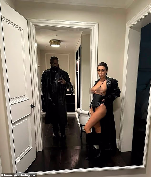 Tvrdilo se u lipnju 2025. da Kanye (lijevo) odabire njezin odvažan izgled kako bi zadržao svoju 'nabrinjavu osobu' i kako bi pokazao da je njegova supruga 'najseksipilnija živuća žena', prema izvoru koji je razgovarao s The Sunom