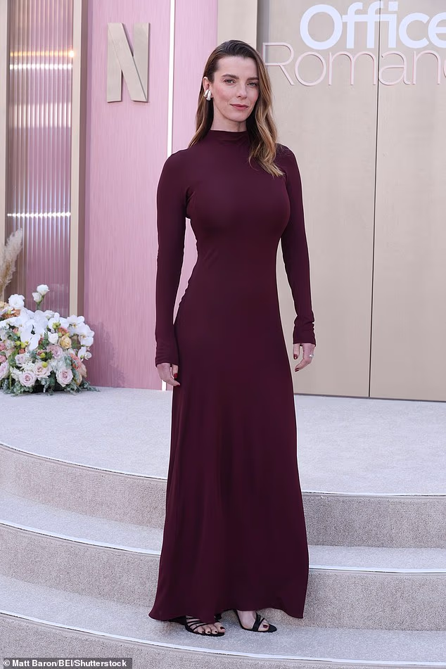 Betty Gilpin oduševila je u dugoj kestenjastoj haljini i crnim štiklama s remenčićima