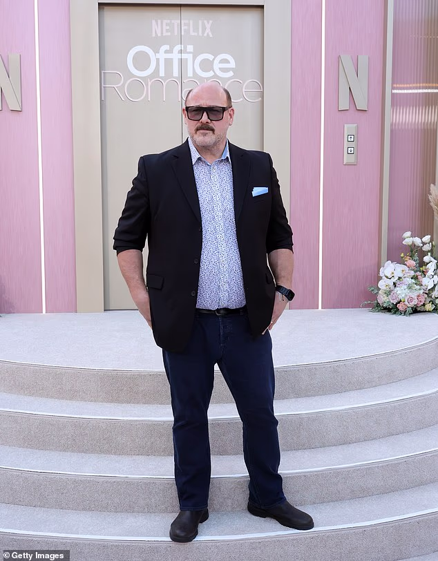 Will Sasso odlučio se za plavu košulju ispod crnog blejzera