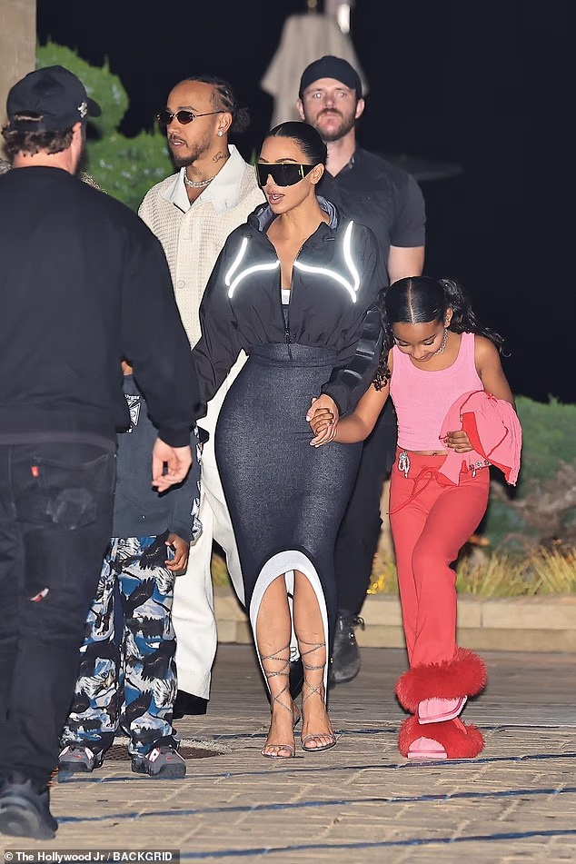 Hamilton je obožavao Kardashianina najstarijeg sina Sainta (10) dok je grlio dječaka dok se reality zvijezda držala za ruke s kćeri Chicago (8) i sinom Psalmom (7). Čini se da njezina najstarija kći North, 12, nije bila prisutna