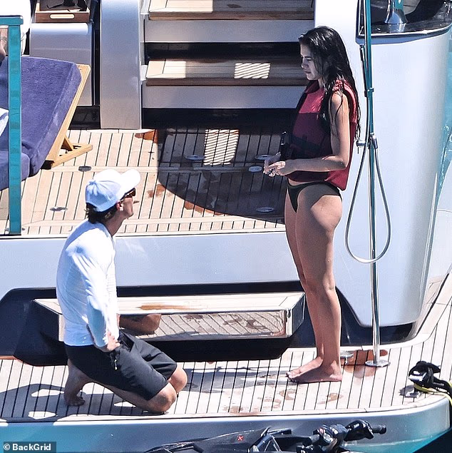 Par se pridružio Davidu, Victoriji i Harper na Ibizi i Formenteri - dok se najstariji sin Brooklyn i dalje ne pojavljuje usred tekuće obiteljske svađe