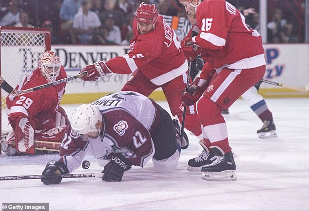 U tim doigravanjima, Lemieux je postigao razoran pogodak - započeo je svađu s Detroit Red Wingsima
