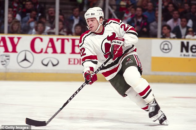 Lemieux je 1990. razmijenjen u New Jersey Devilse i ponovno je osvojio Stanley Cup 1995.