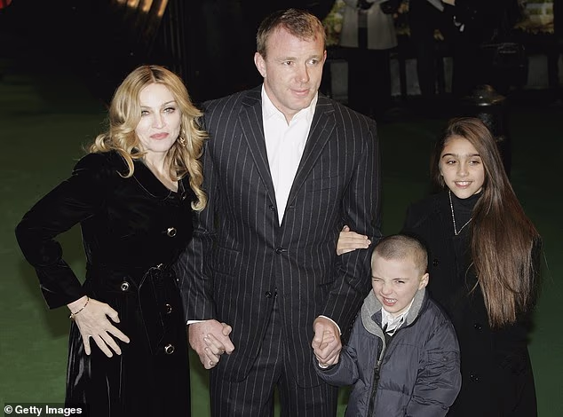 Madonna se udala za redatelja Guya Ritchieja 2000. prije nego što se par razveo osam godina kasnije; Gore, s Richiejem, Roccom i Lourdes 2007