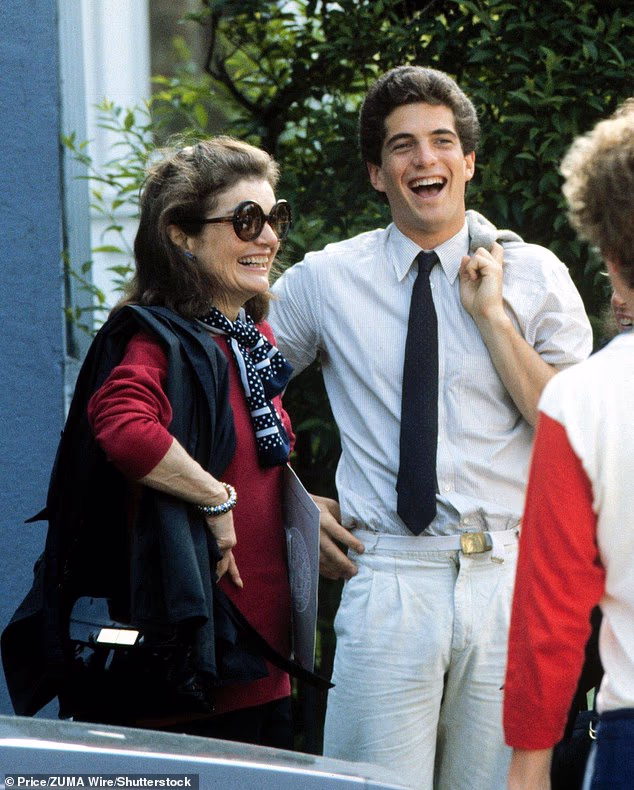 Iako ni Madonna ni JFK Jr. nikada nisu javno objasnili zašto je veza propala, izvještaji su kasnije sugerirali da je njegova majka, bivša prva dama Jacqueline Kennedy Onassis, bila manje nego oduševljena romansom; Gore, 1982