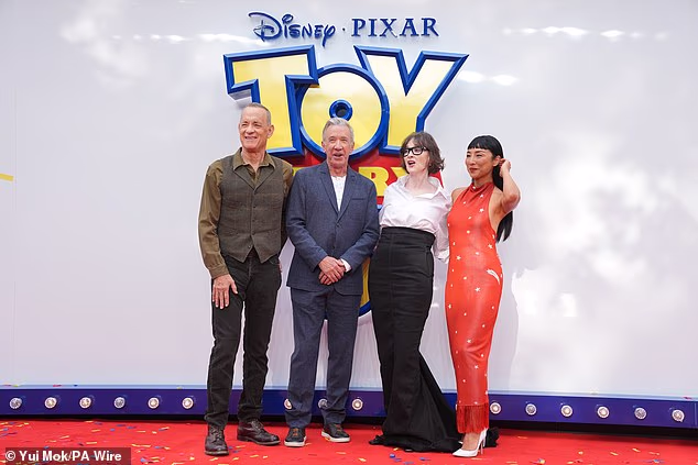 Mnoštvo zvijezda okupilo se na londonskom Leicester Squareu kako bi proslavile nadolazeće objavljivanje franšize (Tom, Tim, Joan Crusack i Greta Lee na slici)