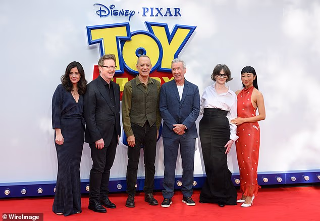 Lindsey Collins, Andrew Stanton, Tom Hanks, Tim Allen, Joan Cusack i Greta Lee na slici LR