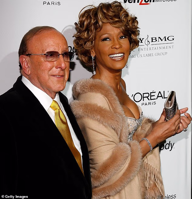 Izvršni direktor je bio istaknuta osoba u glazbenoj industriji desetljećima, nakon što je radio sa zvijezdama kao što su Whitney Houston, Janis Joplin, Barry Manilow i Billy Joel; Davis i Houston viđeni 2007. na Beverly Hillsu